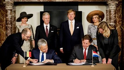 Le roi Philippe la reine Mathilde le roi Guillaume-Alexandre et la reine Maxima en arrière plan cource: Trouw (© ANP)