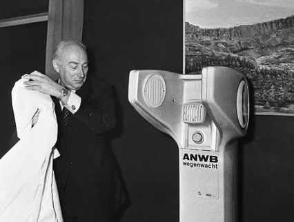 M. Bakker, ministre des transports et des voies navigables révèle la nouvelle borne ANWB (1970)