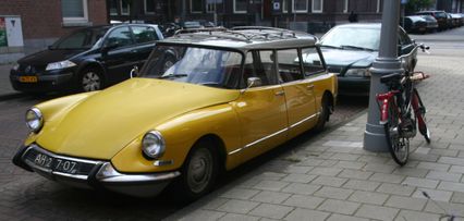 Une DS break jaune garée dans la rue