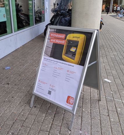 Affiche sur un panneau devant une agence ING