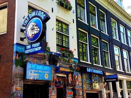 Devanture du très bariolé Bulldog coffeeshop