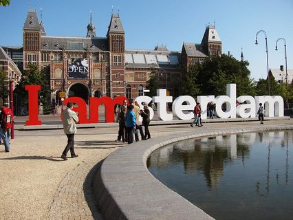 Letres géantes Iamsterdam rouge et blanches sur Museumplein