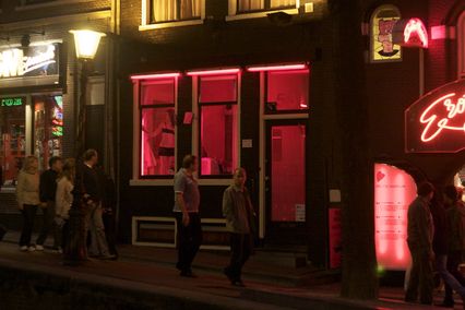 il y a des putes en vitrine sous la lumière rouge