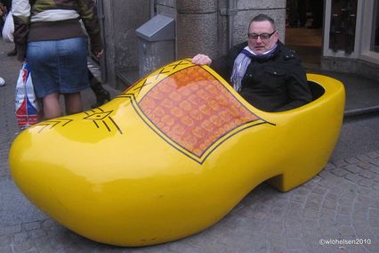 vieux monsieur dans un gros sabot