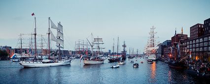 Port avec plein de grands bateaux à voiles