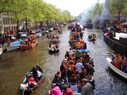 Prinsengracht Procession, plein de bateaux de toute tailles couvert de monde sur un canal