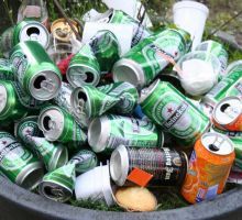 détritus avec canettes