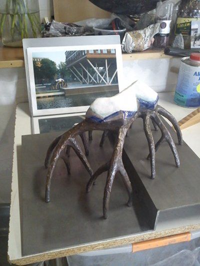 Anneke de Witte, une statuette et une photo du monument idoine