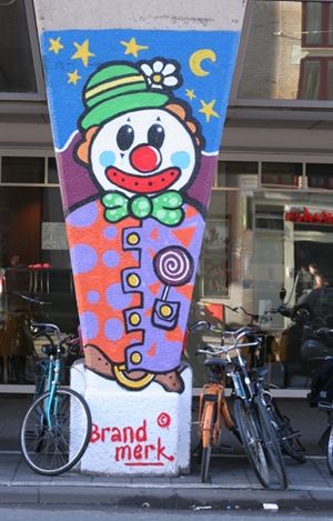 bonhomme de neige clown sur un pillier