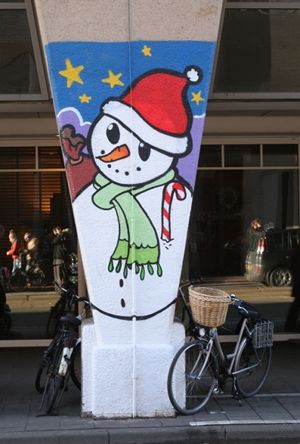bonhomme de neige d'hiver sur un pillier