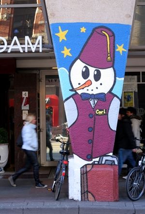 bonhomme de neige portier sur un pillier