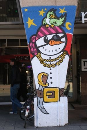bonhomme de neige pirate sur un pillier