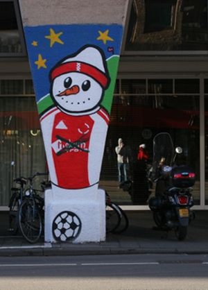 bonhomme de neige footeux sur un pillier