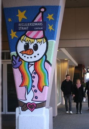 bonhomme de neige fêtard sur un pillier