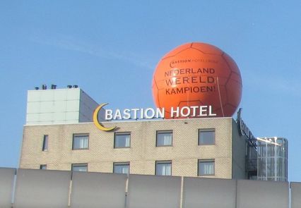 énorme ballon sur le toit d'un hotel
