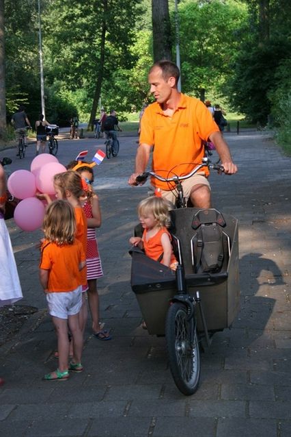 famille en vélo cargo