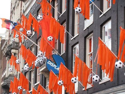 drapeaux allignés en façade