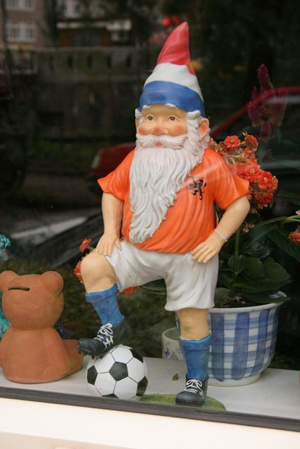 nain de jardin avec maillot de foot