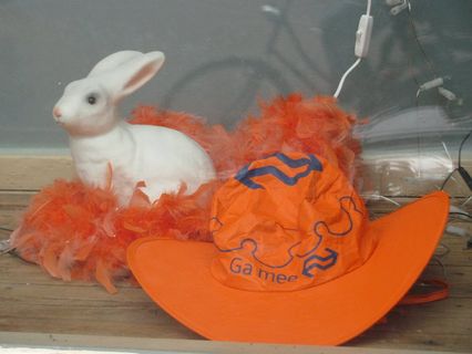 petit lapin blanc et chapeau orange