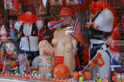 trucs oranges dans un sex shop