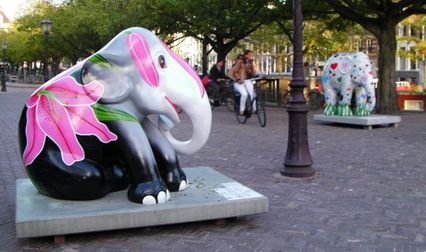 deux éléphants et des filles à vélo