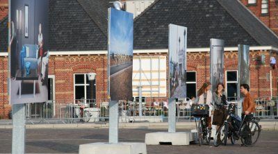 gens sur leur vélos regardent des grands panneaux