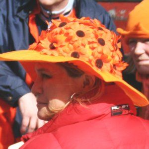 chapeau à fleurs oranges