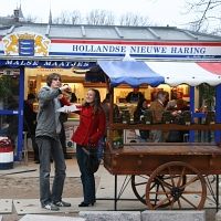 couple qui mange prè d'une roulotte