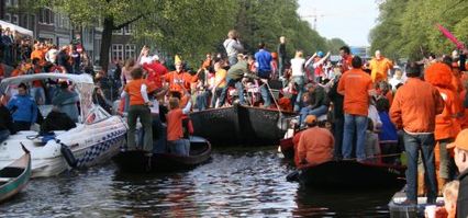foule orange sur les canaux