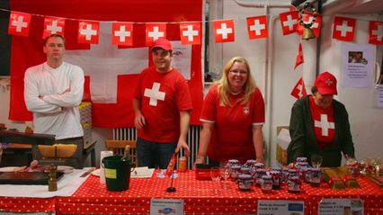 stand tout rouge avec des drapeaux et des croix blanches