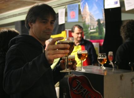 un gars trinque avec un verre tulipe