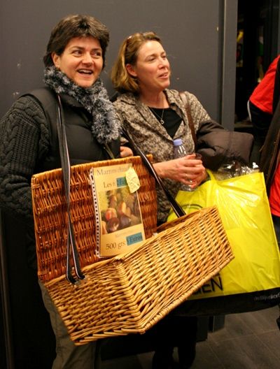 deux femmes debout avec un panier de vente