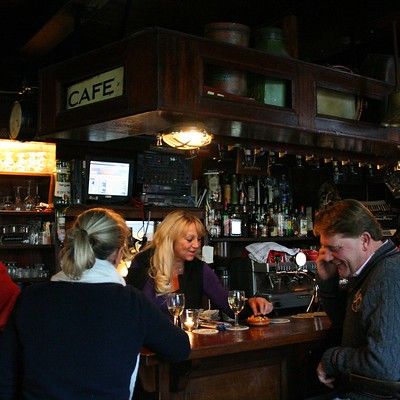 Café brun à Breukelen deux clients et la patrone