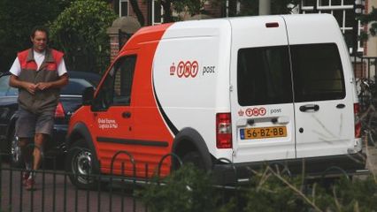 facteur et auto TNT Post