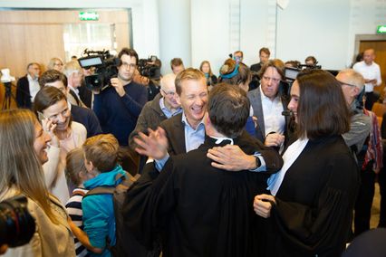 Explosion de joie dans la salle des pas perdus du tribunal de la Haye