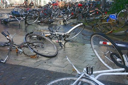 cadavres de vélos sur la route