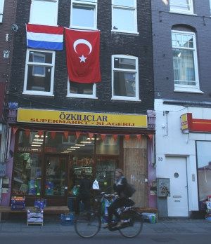 avec drapeau turc
