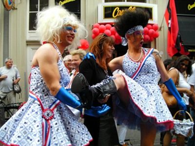Hommes déguisés