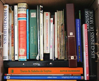 Un carton plein de livres de cuisine