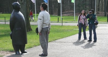 japonais en face d'une statue