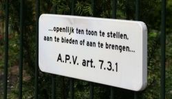 openlijk ten toon te stellen, aan te bieden of aan te brengen