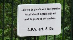 die op de plaats van bestemming hetzij direct, hetzeij indirect met de grond is verbonden