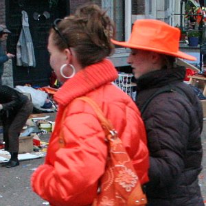 Deux filles et un chapeau de flamenco