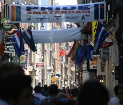 rue bondée bordée de bars gays et lesbiens