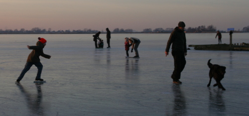 Kinselmeer gelé avec des patineurs