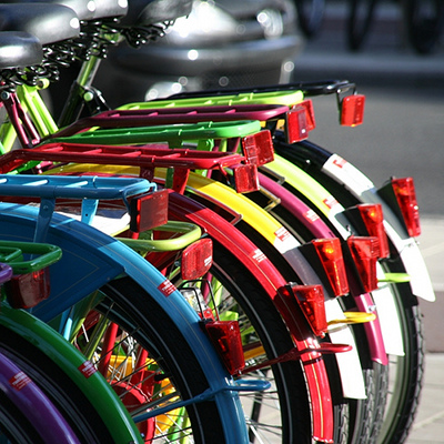 vélos en couleur pris par derrière