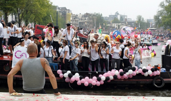 Le bateau de l'Université d'Amsterdam à la Gay Pride
