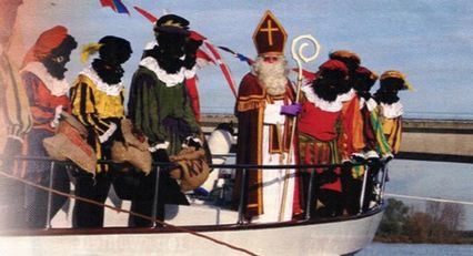 Sinterklaas en Zwarte Piet dans un bateau