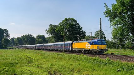 train Nightjet dans la campagne vers Amsterdam