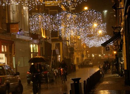 décorations de noël dans une rue pluvieuse d'Amsterdam